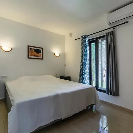 Miranda Villa *